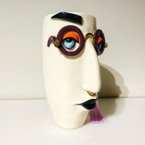 Большая керамическая ваза Стиляга в бордовых очках и бело-сиреневой серьгой-кистью, высота - 25,5 см