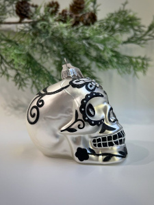 Inge Glas Magic Стеклянная елочная игрушка Матовый серебряный череп с черным цветком, размер - 9 см