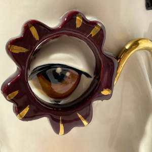 Маленькая керамическая ваза или стакан Стиляга в бордовых очках, высота - 13,5 см, A. Kruglikova