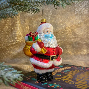 Impuls Стеклянная елочная игрушка Санта в маске с подарками, высота - 12 см