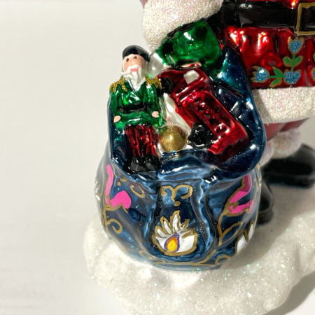 Mysteria Стеклянная елочная игрушка Дед Мороз с мишкой и мешком подарков, размеры: 7,5х4,5х14,5h см