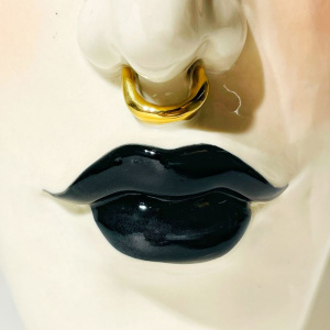 Большая керамическая ваза Стиляга с синими глазами и черными губами, высота - 25,5 см