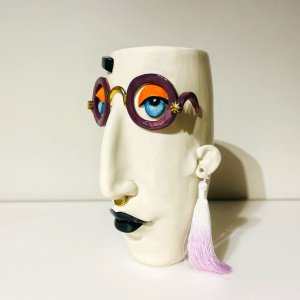 Большая керамическая ваза Стиляга в бордовых очках и бело-сиреневой серьгой-кистью, высота - 25,5 см