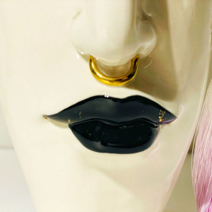 Большая керамическая ваза Стиляга в бордовых очках и бело-сиреневой серьгой-кистью, высота - 25,5 см