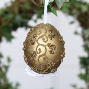 Peter Priess Пасхальное куриное яйцо с бусинами, золотой