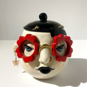 Маленькая керамическая шкатулка с крышкой Стиляга в красных очках, высота - 13 см, A. Kruglikova