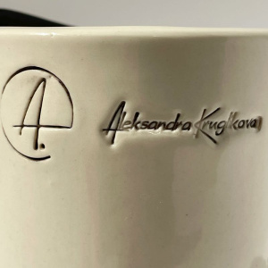 Маленькая керамическая ваза или стакан Стиляга в бордовых очках, высота - 13,5 см, A. Kruglikova