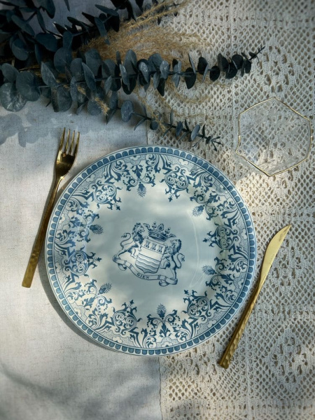 Gien Les Depareillees Обеденная тарелка с рисунком Blason (Герб), диаметр - 27,4 см, белый, голубой