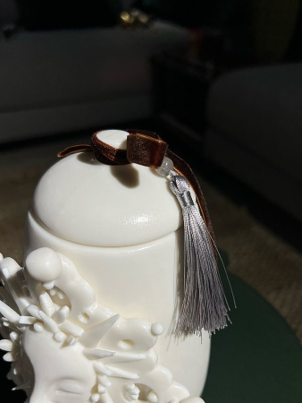 Керамическая шкатулка Снежинка с крышкой и корчневой лентой, автор - A. Kruglikova