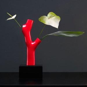 Qeeboo Korall Vase Декоративная ваза Коралл, размеры: 20,5 X 12,5 X 51,3h см, цвет - красный, черный