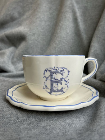 Gien Filet Bleu Monogramme Чайная пара с буквой Е, объем - 450 мл, цвет - белый, синий
