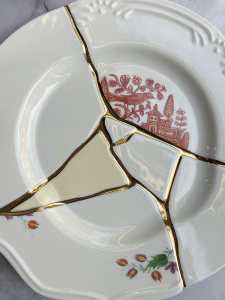 Seletti Kintsugi Тарелка для основного блюда, диаметр - 27.5 см, цвет - белый, красный, золотой