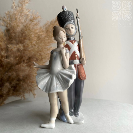 Lladro Фарфоровая статуэтка "Стойкий оловянный солдатик", 13х26 см, белый/красный/синий/коричневый