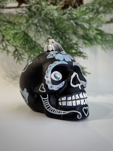 Inge Glas Magic Стеклянная елочная игрушка Черный череп с голубым цветком, размер - 9 см
