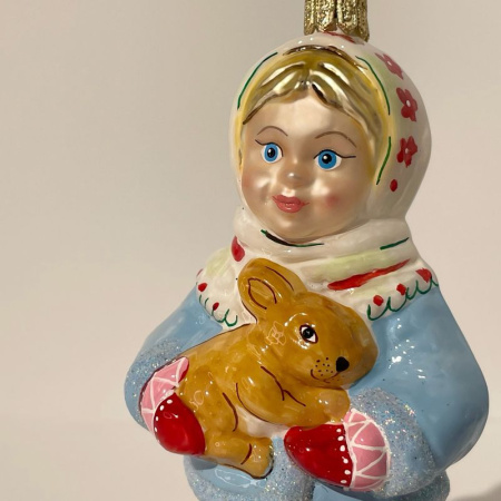 Impuls Стеклянная елочная игрушка Девочка с кроликом, высота - 12 см