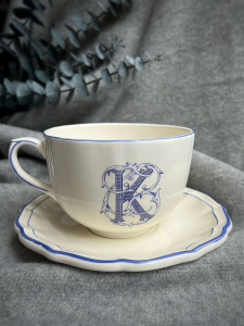 Gien Filet Bleu Monogramme Чайная пара с буквой К, объем - 450 мл, цвет - белый, синий