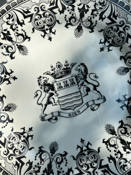 Gien Les Depareillees Тарелка для основного блюда Герб, диаметр - 27,4 см, белый, черный