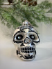 Inge Glas Magic Стеклянная елочная игрушка Матовый серебряный череп с черным цветком, размер - 9 см