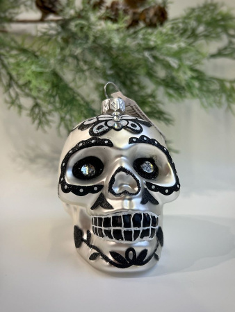 Inge Glas Magic Стеклянная елочная игрушка Матовый серебряный череп с черным цветком, размер - 9 см
