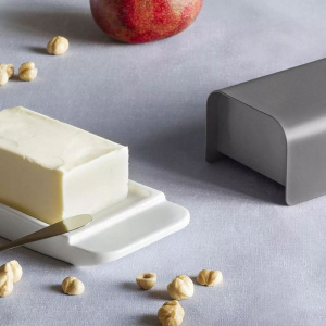 Alessi Mattina Масленка из фарфора со стальной крышкой, цвет - белый, темно-серый