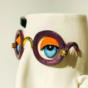 Большая керамическая ваза Стиляга в бордовых очках и бело-сиреневой серьгой-кистью, высота - 25,5 см