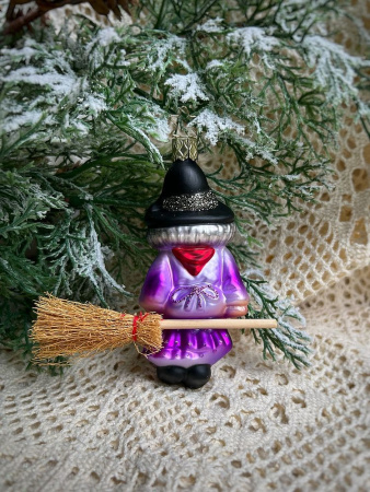 Inge Glas Стеклянная елочная игрушка Веселая ведьма, размеры - 10,5 см