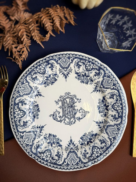 Gien Les Depareillees Обеденная тарелка с рисунком Monogramme (Монограмма), диаметр - 28,5 см, синий