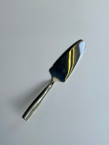 Alessi Dressed Лопатка для торта с рельефным узором на задней поверхности ручки, нержавеющая сталь