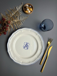 Gien Filet Bleu Monogramme Тарелка для основного блюда с буквой А, диаметр - 26 см, белый