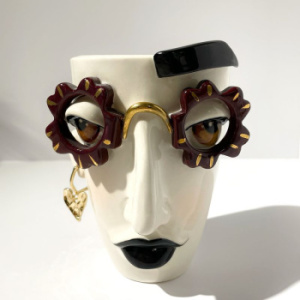 Маленькая керамическая ваза или стакан Стиляга в бордовых очках, высота - 13,5 см, A. Kruglikova