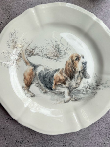 Gien Sologne Dogs Десертная тарелкас рисунком Basset Hound (Бассет), диаметр - 23,2 см