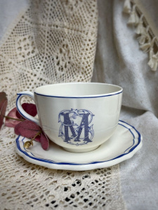 Gien Filet Bleu Monogramme Чайная пара с буквой М, объем - 450 мл, цвет - белый, синий
