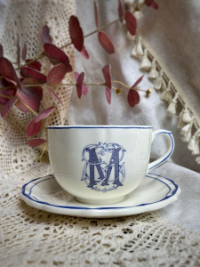 Gien Filet Bleu Monogramme Чайная пара с буквой М, объем - 450 мл, цвет - белый, синий