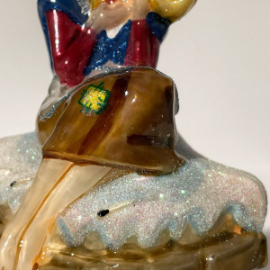 Mysteria Стеклянная елочная игрушка Девочка со спичками, ширина - 7,2 см, высота - 9,2 см