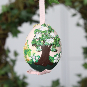 Peter Priess Пасхальное куриное яйцо с вышивкой и объемным рисунком 