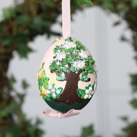 Peter Priess Пасхальное куриное яйцо с вышивкой и объемным рисунком 