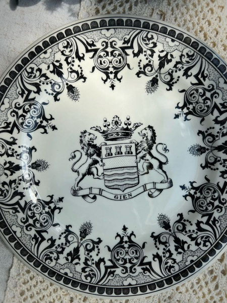 Gien Les Depareillees Десертная тарелка Герб, диаметр - 22 см, цвет - белый, черный