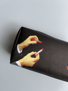 Seletti Toiletpaper Washbag Косметичка с рисунком Lipstick, размеры: 25,5х12,5х12 см, цвет - черный