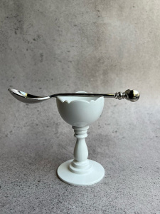 Alessi Dressed Egg Набор для яйца: подставка и ложечка, цвет - белый, сталь