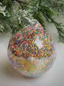 ShiShi Стеклянная елочная игрушка Шар с пайетками внутри, диаметр - 10 см, разноцветный