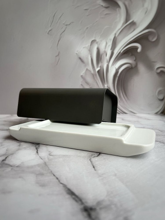 Alessi Mattina Масленка из фарфора со стальной крышкой, цвет - белый, темно-серый