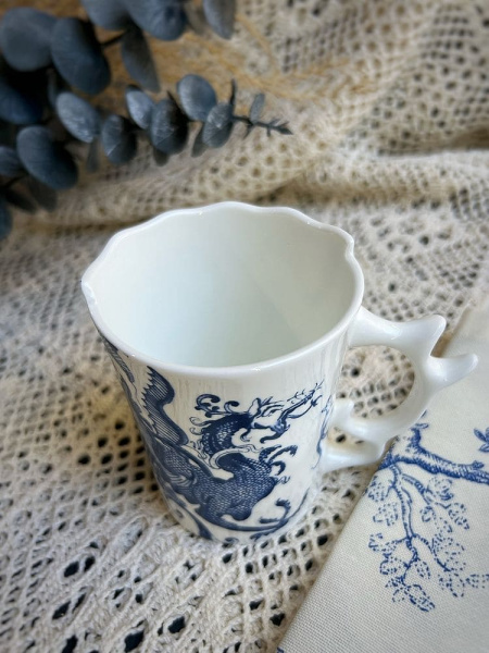 Seletti Hybrid Фарфоровая кружка с драконом Procopia, 8,5х8,5х10 см, цвет - белый, синий