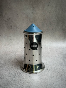 Alessi Salt Castor Солонка, размеры: 6,3х6,3х11,3h см, цвет - зеркальный, голубой