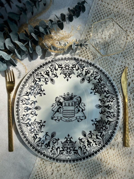 Gien Les Depareillees Тарелка для основного блюда Герб, диаметр - 27,4 см, белый, черный