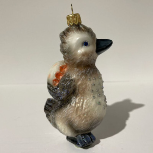 Mysteria Стеклянная елочная игрушка Гадкий утенок, ширина - 6 см, высота - 10 см