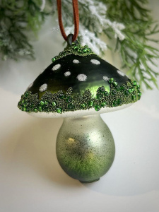 ShiShi Стеклянная елочная игрушка Гриб Мухомор с бисером и блестками, высота - 8 см, цвет - зеленый