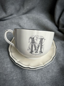 Gien Filet Manganese Monogramme Чайная пара с буквой М, объем - 450 мл, цвет - белый, черный