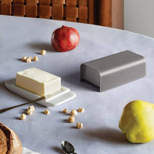 Alessi Mattina Масленка из фарфора со стальной крышкой, цвет - белый, темно-серый