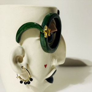 Маленькая керамическая ваза Стиляга в зеленых очках, высота - 13,5 см, A. Kruglikova
