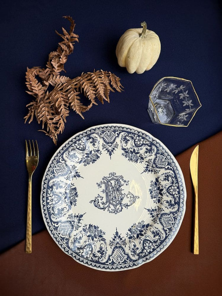 Gien Les Depareillees Обеденная тарелка с рисунком Monogramme (Монограмма), диаметр - 28,5 см, синий